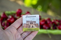 Arte-in-Corte-Ceramiche-Collezione-Conversano-Souvenir-Castello-Marchione-Marilyn-Cerri-Guercio-di-Puglia-Conte-Giangirolamo-II-Acquaviva-dAragona-calamite-Cartoline-Artigian
